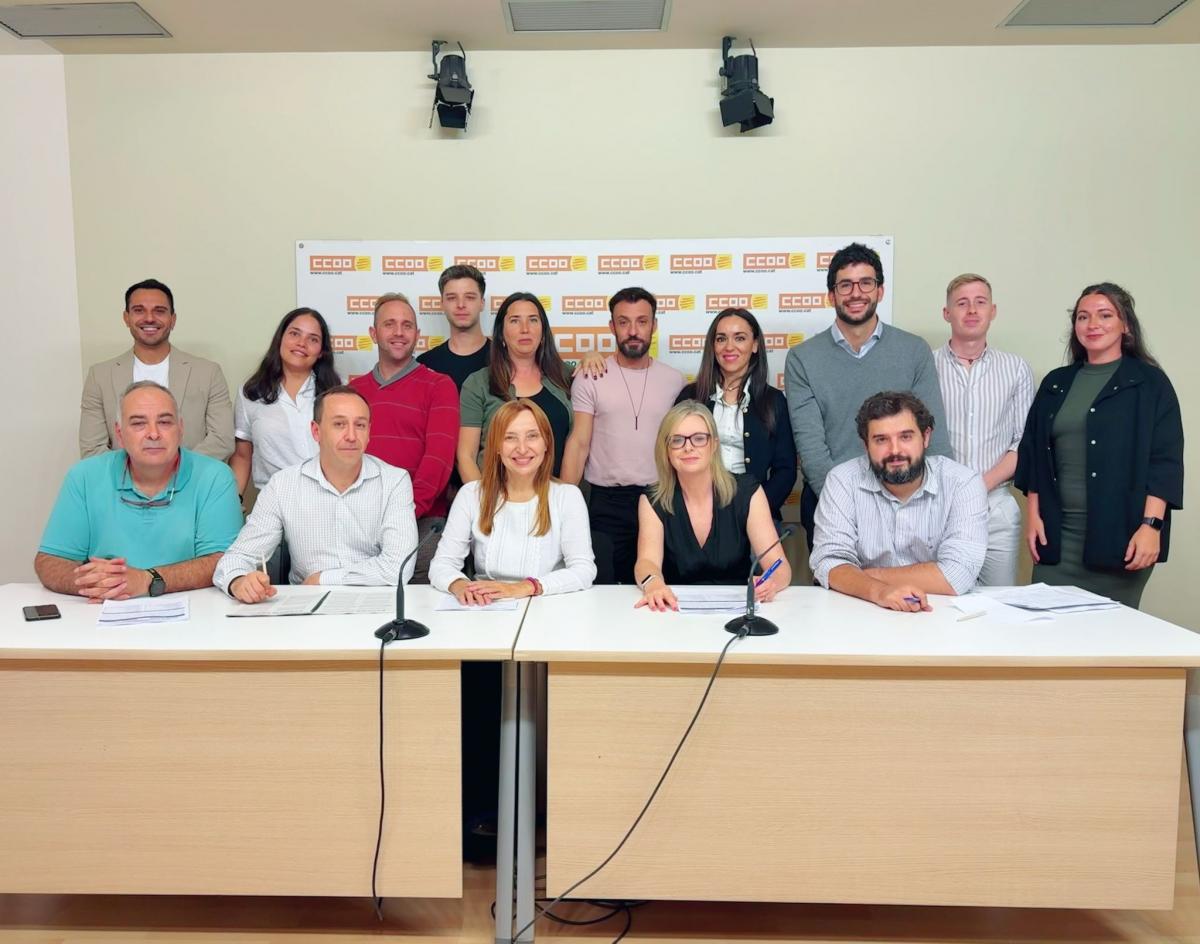 Delegados y delegadas de CCOO en Ryanair DAC junto a la Secretaria General, Paloma Gallardo, y el Responsable de Accin Sindical, Jord Mart.