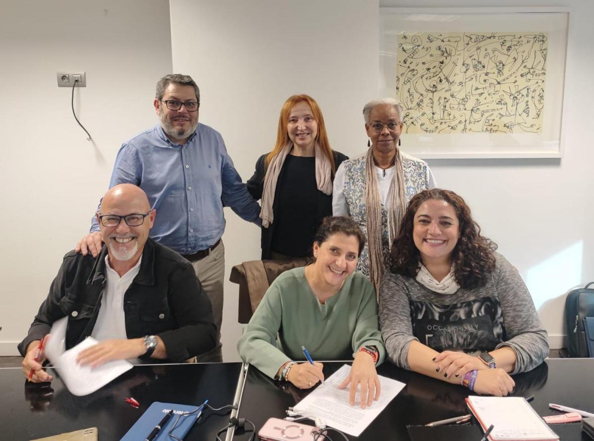 Delegados y delegadas de CCOO junto a nuestra Secretaria General, Paloma Gallardo, durante la firma del I Convenio Colectivo